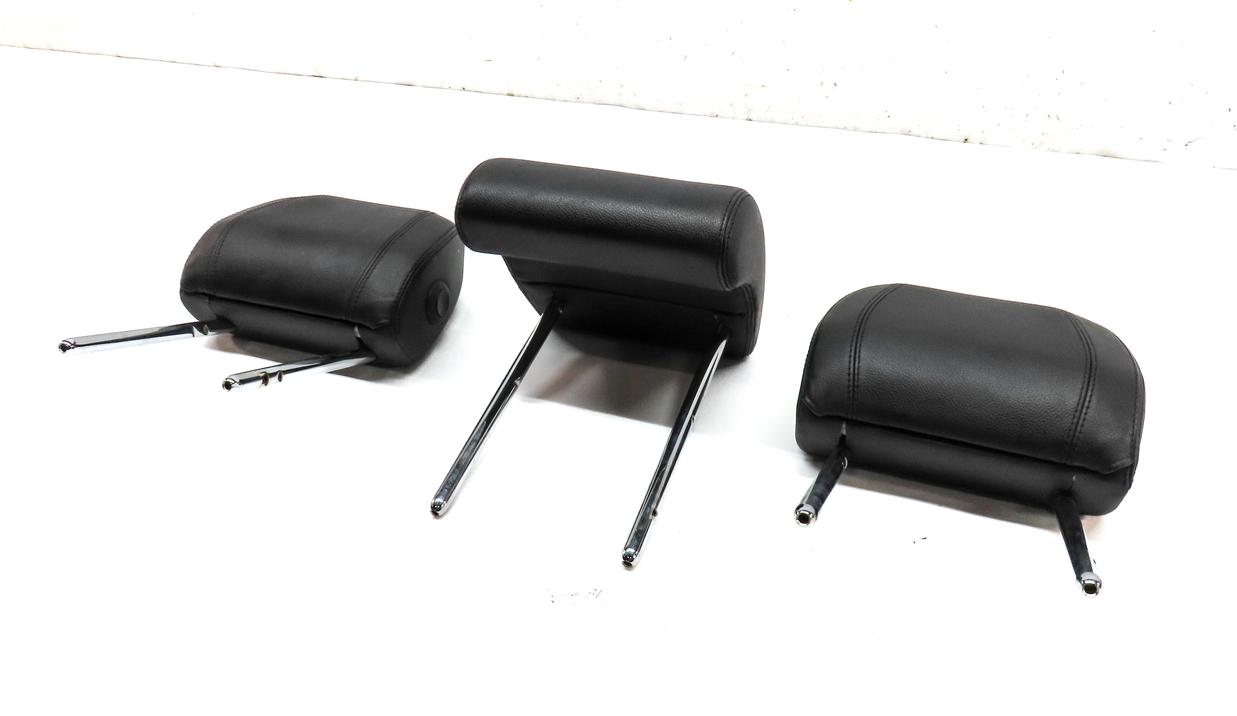 15-19 ROVER DISCOVERY SPORT (L550) REAR LEFT RIGHT CENTER HEADREST SET 3 (BLACK) — exact item pictured